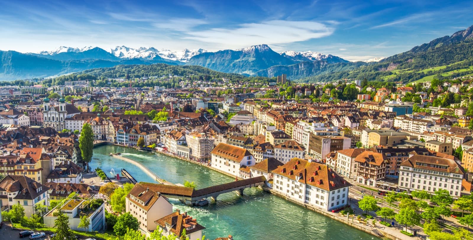 Luftaufnahme der Stadt Luzern mit Reuss und Bergpanorama
